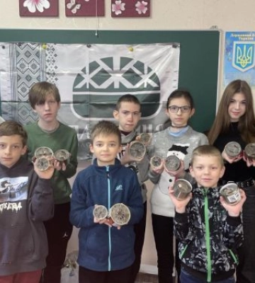 У Запоріжжі діти виготовили окопні свічки для захисників - фото