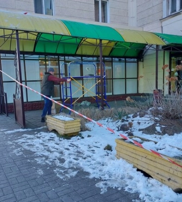 В Запорожье убрали незаконную летнюю площадку кафе на Металлургов