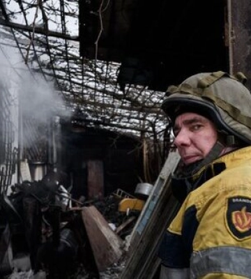 Росіяни вранці обстріляли Херсон та влучили в ліцей. ФОТОрепортаж