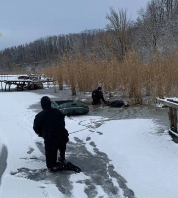 У Запорізькій області тіло людини вмерзло в кригу: викликали рятувальників