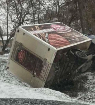 В Рівному перевернувся хлібовоз (ФОТО)
