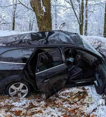 На Полтавщині Форд злетів з дороги та врізався в дерево