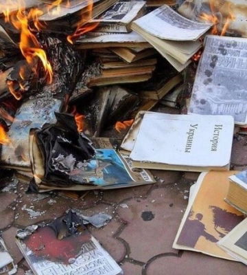 На тимчасово окупованих територіях росіяни спалюють українські книги