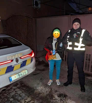 У Мукачеві патрульні допомогли жінці дістатися додому
