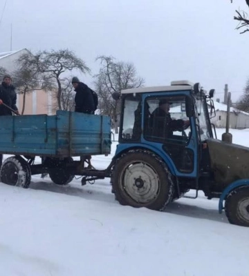 У громаді на Рівненщині комунальники прибирають наслідки негоди