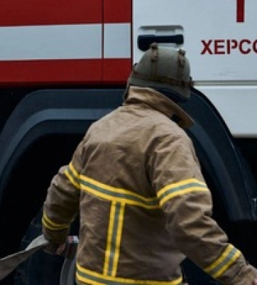 Росіяни вдарили по Чорнобаївці та ліцею у Херсоні: фото та відео руйнувань