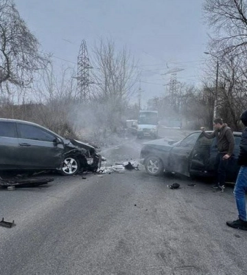 Лобова автотроща на ж/м Придніпровськ у Дніпрі: є постраждалі