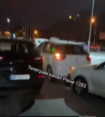 У Рівному біля супермаркету зіткнулись три авто (ВІДЕО)