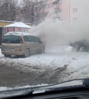 У Чернівцях на Головній навпроти льодового майданчика загорілось авто