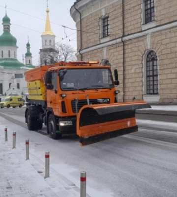 Через сніг у Києві водіїв просять не паркуватися на узбіччях доріг