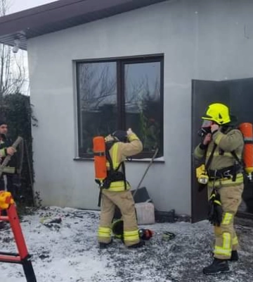 Рівненський район: вісім рятувальників гасили пожежу у житловому будинку