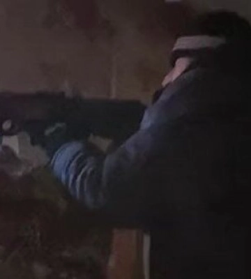 Пенсіонер з Бахмута стріляє з автомата по окупантам, щоб помститися їм за зруйнований будинок: "Дуже добре, діду! Давай ще!". ВIДЕО