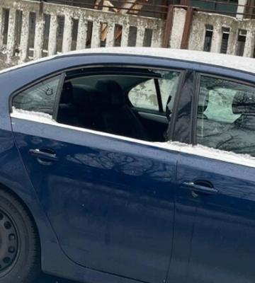 Вытащили вещей на 60 тысяч гривен: в Днепре обворовали авто военного