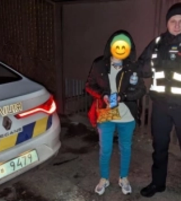 Патрульні Мукачева допомогли жінці, яка впала на ожеледиці