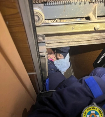 У Києві жінка з немовлям застрягла у ліфті (ФОТО)