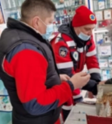 В Ужгороді медики швидкої допомоги рятували молодого хлопця прямо в аптеці