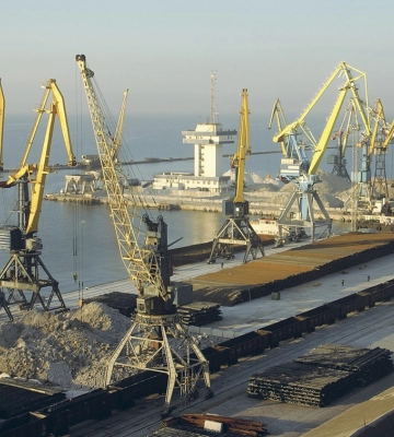 У Маріуполі загарбники перекидають у порт техніку та військових
