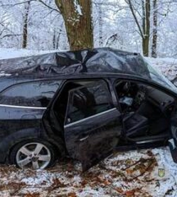 Під Полтавою &quot;Форд&quot; вилетів з траси: двоє людей у лікарні