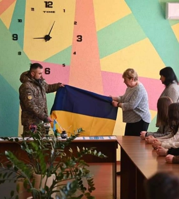 Захисники передали закарпатським школярам прапори з передової