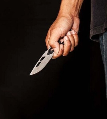 У Запоріжжі чоловік побив власну матір та вдарив її ножем