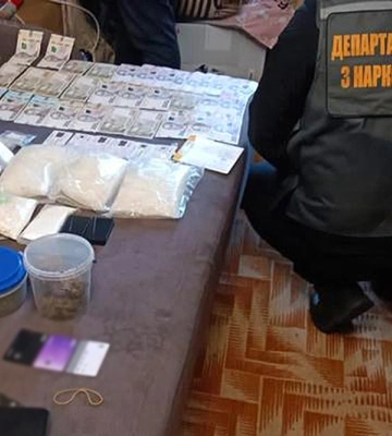Поліцейські Полтавщини викрили злочинне угруповання, яке продавало наркотики у особливо великих розмірах по усій Україні