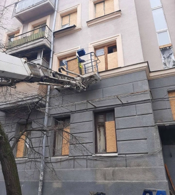 Закрывают окна. В Харькове ремонтируют дома, пострадавшие от обстрела