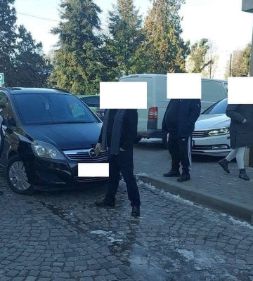 У Мукачеві виявили порушника правил паркування, водій заблокував виїзд інших автомобілів