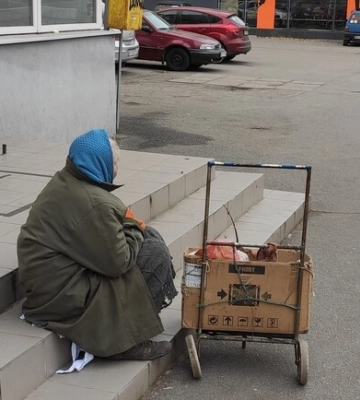 Вона – як душа наша: у Дніпрі старенька з кравчучкою продає запаси з погребу, щоб допомогти ЗСУ
