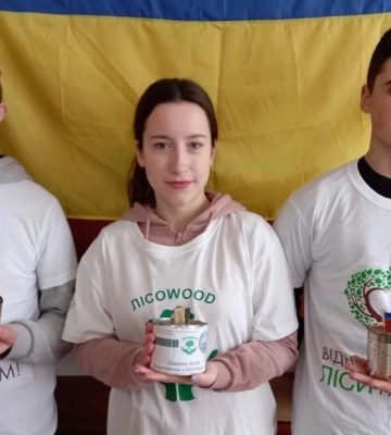 На Полтавщині вихованці учнівських лісництв виготовляють окопні свічки