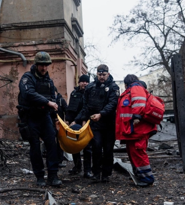 Закрывают окна. В Харькове ремонтируют дома, пострадавшие от обстрела
