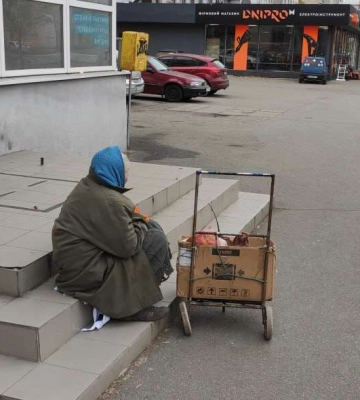 Вона – як душа наша: у Дніпрі старенька з кравчучкою продає запаси з погребу, щоб допомогти ЗСУ