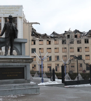 Как в Харькове разбирают завалы разрушенного ракетой вуза (фото, видео)