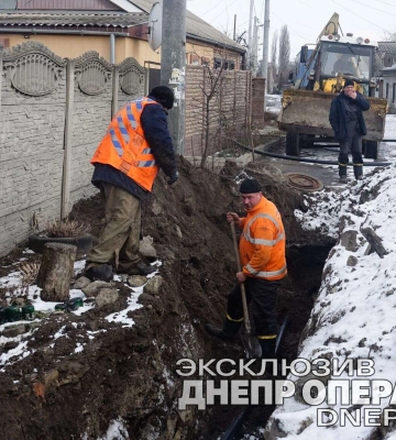 У Дніпрі на Яна Гуса проводять аварійно-відновлювальні роботи на водоводі