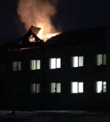 В Волчанске обломки повредили здание и две машины: горит поликлиника