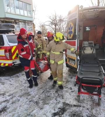 В місті Дубно рятувальники надали допомогу по транспортуванню важкохворої літньої жінки