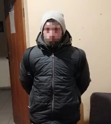 Розбивав вікна авто і викрадав речі з салону: у Києві затримали шахрая