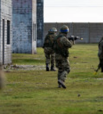 Бойцы ВСУ проходят базовую военную подготовку в Британии: изучают порядок подхода и проникновения в здание