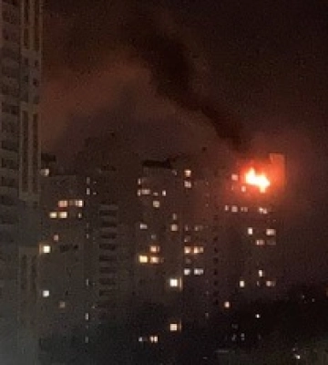 В Киеве вспыхнул сильный пожар в многоэтажке: фото и видео