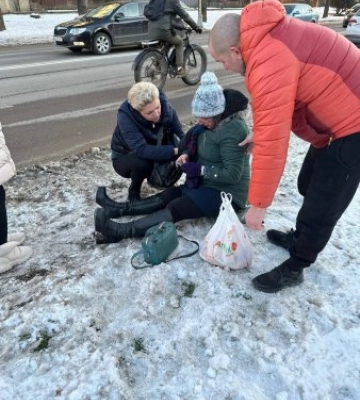 В Ужгороді на пішоходному переході панянка на червоному автомобілі  збила жінку 