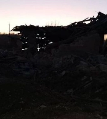 Рашисти обстріляли приватний сектор Запоріжжя - під завалами зруйнованого будинку може бути людина