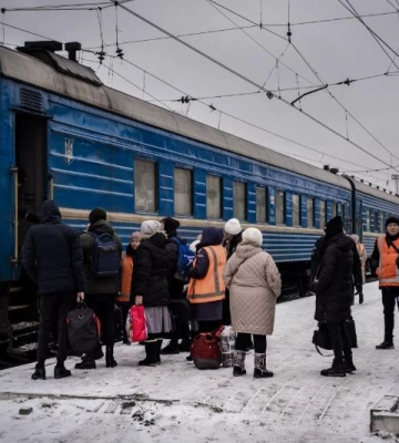 Рятувальники Донеччини надають допомогу населенню під час евакуації до більш безпечних регіонів країни