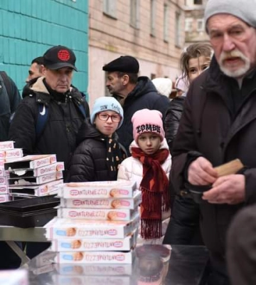 Шотландські волонтери годували рівнян піцою