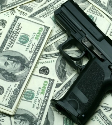 Угода на 78 тисяч: у Дніпрі затримали чоловіка, що намагався продати гранату та пістолет