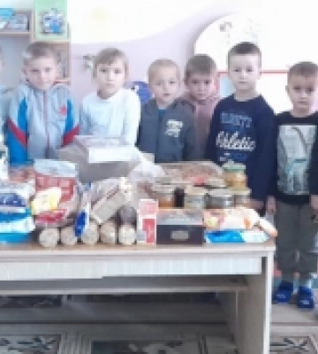 У шпиталь і на передову: дитсадок на Рівненщині зібрав гостинці землякам-захисникам. ФОТО