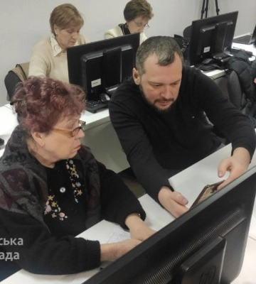 Дніпровські можновладці перевірили стан дитячих майданчиків, роботу Пункту незламності та Університету третього віку