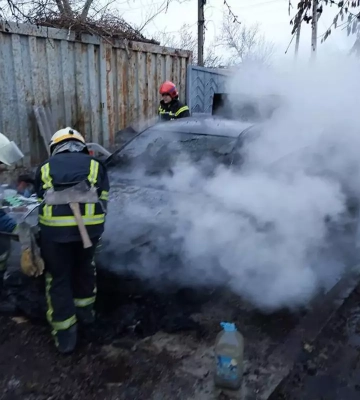 У Підгородному в дворі приватного будинку згорів легковик
