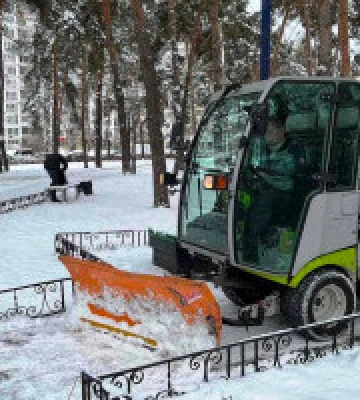 У Києві для прибирання снігу залучено 287 одиниць дорожньої спецтехніки