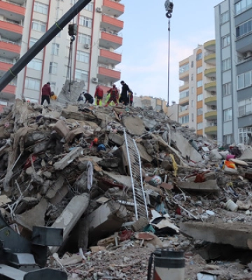 Чотирирічну дитину врятували з-під завалів у Туреччині через 33 години після землетрусу