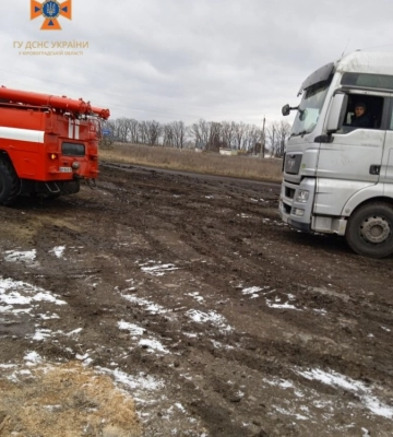 Рятувальники тричі визволяли автомобілі з складних ділянок доріг Кіровоградщини