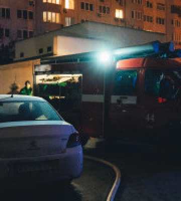 В Києві горіла квартира на 17-му поверсі, рятувальники не змогли застосувати автодрабину через припарковані авто